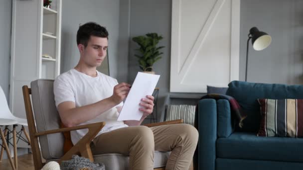 Lectura del hombre que pasa por contrato, papeleo — Vídeo de stock