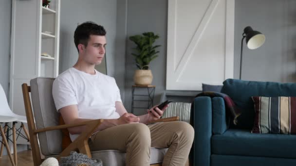 Man Excited for Success while Talking on Phone — Stok Video