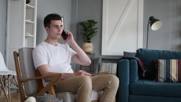 Homem irritado conversando no telefone, gritando e lutando — Vídeo de Stock