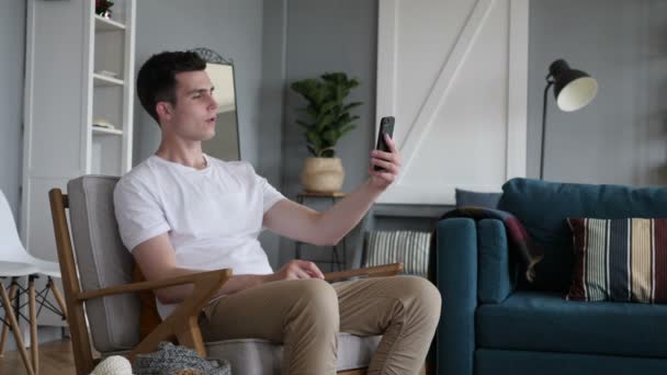 Hombre tomando selfie con Smartphone, Fotografía — Vídeo de stock