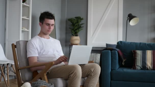 Homme réagissant à la perte tout en travaillant sur ordinateur portable — Video