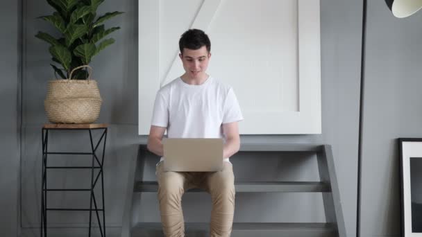 Chat de vídeo on-line no laptop enquanto sentado em escadas — Vídeo de Stock