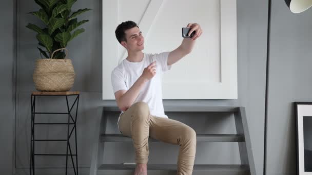 Casual adam alarak Selfie telefon ile fotoğraf — Stok video