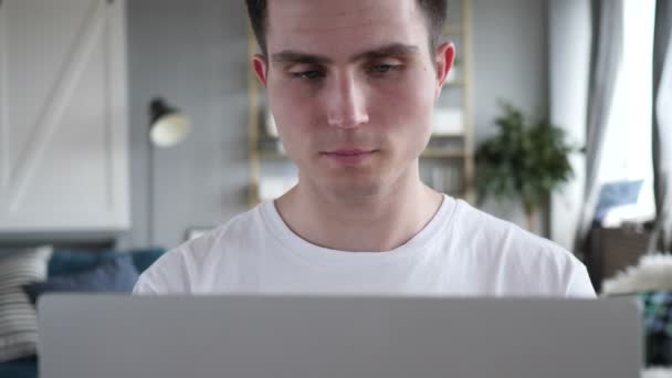 Szoros fel a fáradt ember dörzsölés szemet munka közben a Laptop — Stock videók