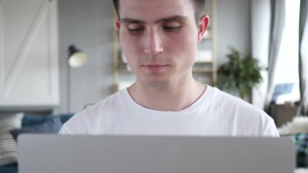 Hombre adulto sonriente en el trabajo mirando la cámara — Vídeos de Stock