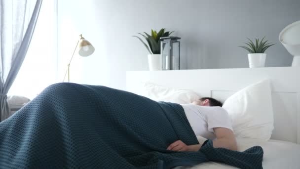 Homme perturbé essayant de dormir au lit, agitation — Video