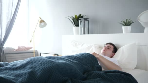 Hombre enfermo tosiendo mientras duerme en la cama — Vídeo de stock