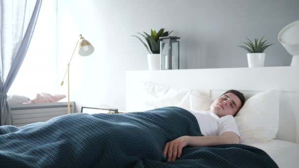 Человек, спящий в постели — стоковое видео