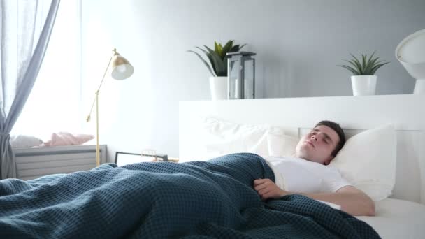 Homem desconfortável com dor nas costas na cama — Vídeo de Stock