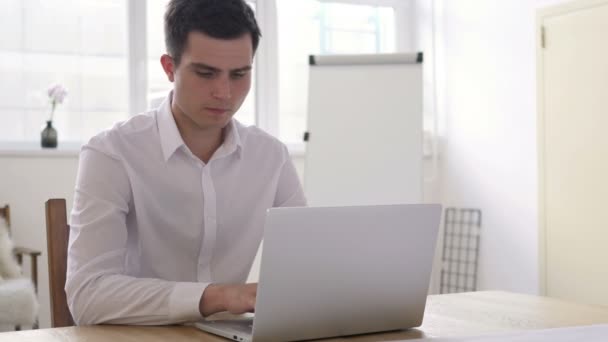 Расстроенный сердитый бизнесмен кричит во время работы над ноутбуком — стоковое видео