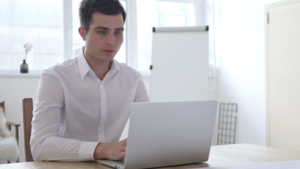 Schreit und schreit wütender Geschäftsmann bei der Arbeit — Stockvideo