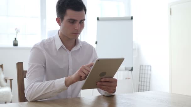 Επιχειρηματίας χρησιμοποιώντας Tablet για επιχειρήσεις σε απευθείας σύνδεση αγορά — Αρχείο Βίντεο