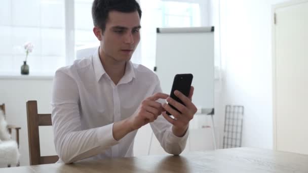 Człowiek za pomocą smartfona i reagowanie na sukces finansowy — Wideo stockowe
