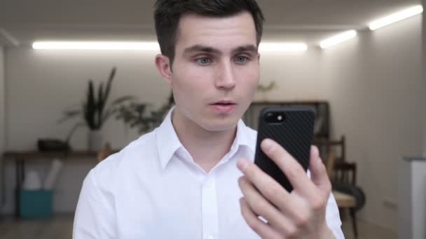 Σοκαρισμένος επιχειρηματίας έκπληκτος από μη αναμενόμενα αποτελέσματα, ενώ χρησιμοποιείτε το Smartphone — Αρχείο Βίντεο