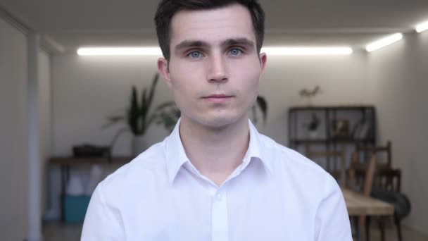 Retrato del hombre de negocios sonriente mirando a la cámara — Vídeos de Stock