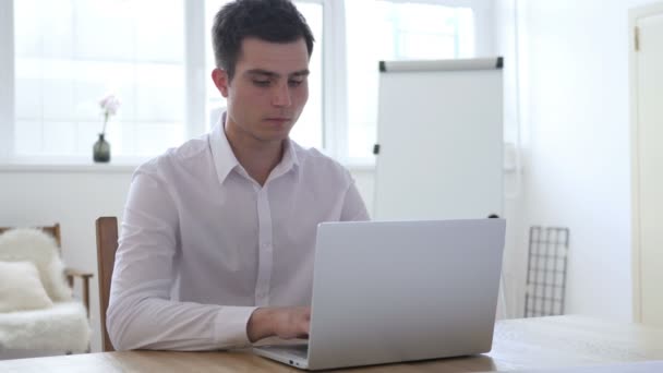 Бизнесмен, работающий над ноутбуком в офисе — стоковое видео