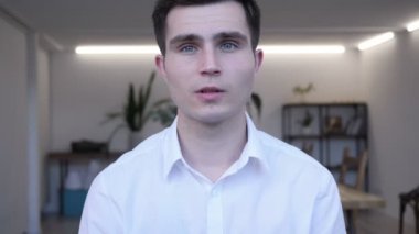 Bağırıyor, çığlık işadamı öfke