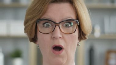 Hayret, sürpriz yaşlı kadın kıdemli merak yüz