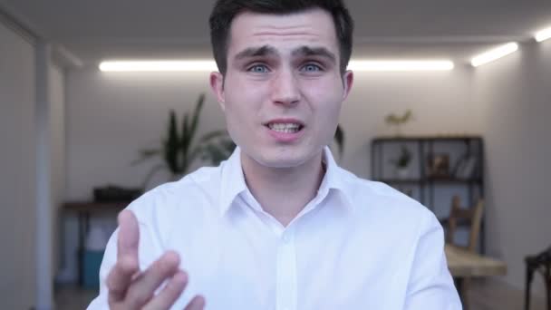 İş yerinde sorun tepki kızgın diye bağıran işadamı — Stok video