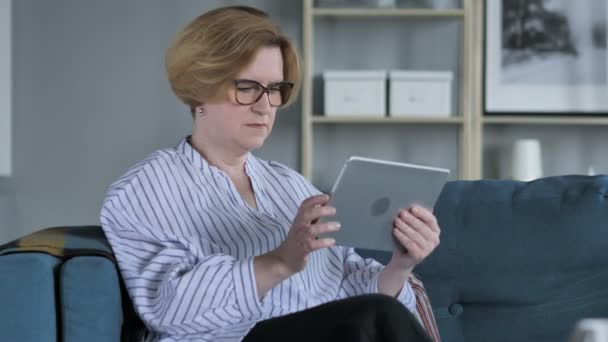 Mulher Sênior comemorando o sucesso ao usar Tablet — Vídeo de Stock