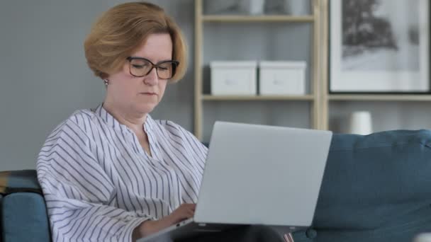 Dizüstü bilgisayarda çalışan eski üst düzey kadın — Stok video