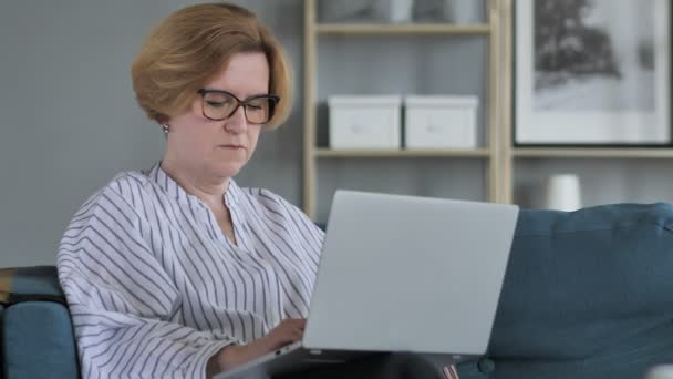 Anciana mujer mayor trabajando en el ordenador portátil — Vídeos de Stock