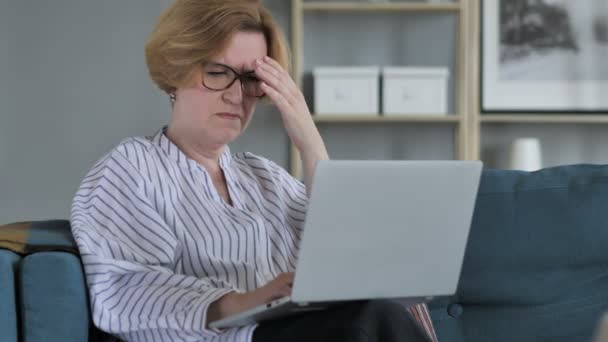 Baş ağrısı, proje üzerinde çalışan gergin eski üst düzey kadın — Stok video