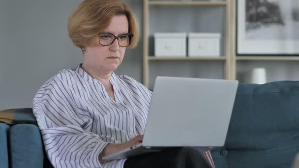 Scioccato, stordito vecchia anziana donna chiedendo e lavorando sul computer portatile — Video Stock