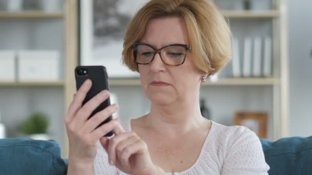 Porträtt av gamla Senior Kvinna upptagen med Smartphone — Stockvideo