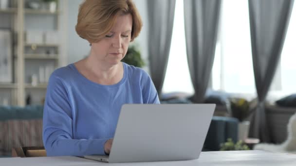 Vieille femme âgée travaillant sur ordinateur portable au bureau — Video