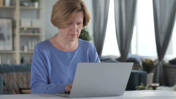 Opgewonden oude Senior vrouw vieren van succes, die op Laptop werkt — Stockvideo