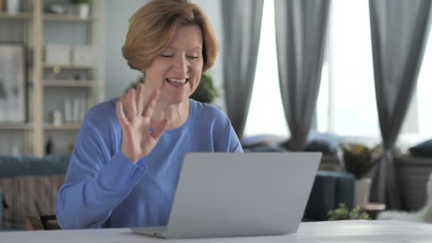 Chat de vídeo online no laptop por mulher sênior — Vídeo de Stock