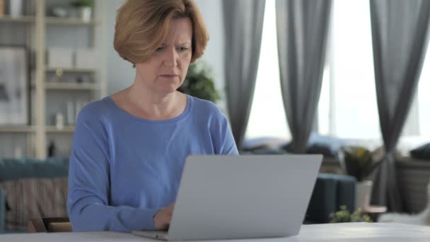Arg gammal Senior Kvinna reagerar förlust på jobbet — Stockvideo