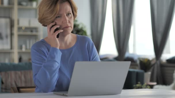 Arg gammal Senior Kvinna diskuterar arbetet på telefon — Stockvideo