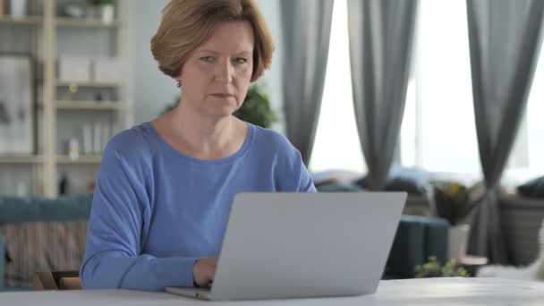 Non, la vieille femme âgée rejette l'offre en agitant le doigt au travail — Video