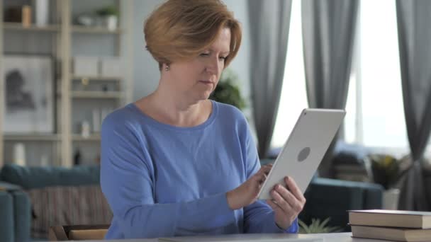 Oude Senior vrouw reageren op financieel verlies terwijl met behulp van Tablet PC — Stockvideo