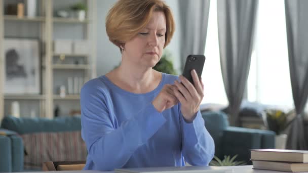 Oude Senior vrouw tekstoverseinen op Smartphone — Stockvideo