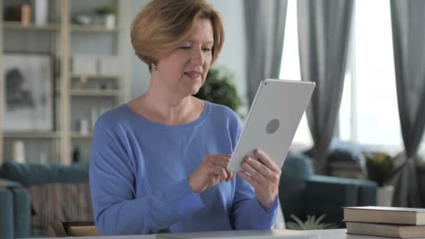 Tablet eski üst düzey kadın tarafından online görüntülü sohbet — Stok video