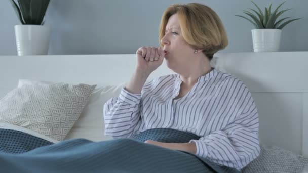 Hasta eski üst düzey kadın yatakta otururken öksürük — Stok video