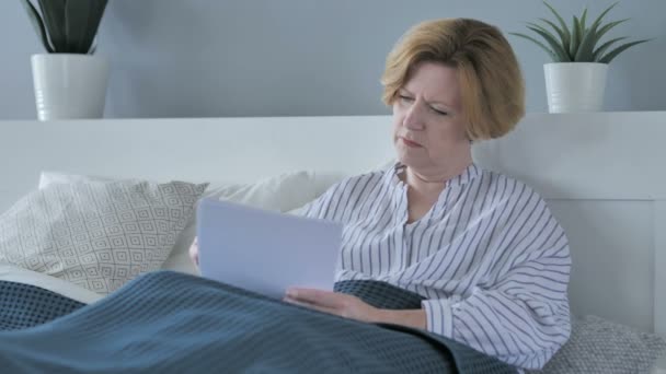 Velha mulher sênior que assina documentos na cama, papelada — Vídeo de Stock