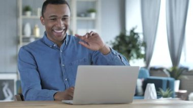 Online Video sohbet etmek üstünde Laptop iş başında