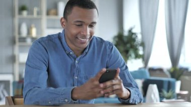 Afrika delikanlı işyerinde Smartphone kullanarak