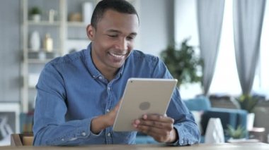 Afrika delikanlı tablet işyerinde kullanma
