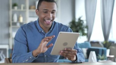 Tablet PC'de genç Afrika adam tarafından online görüntülü sohbet