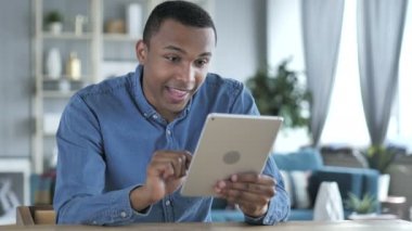 Genç adam Afrika heyecan kullanarak Tablet ise başarı için