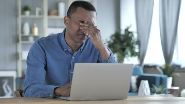 Hoofdpijn, jonge Afrikaanse Man in spanning werken in Office, pijn — Stockvideo