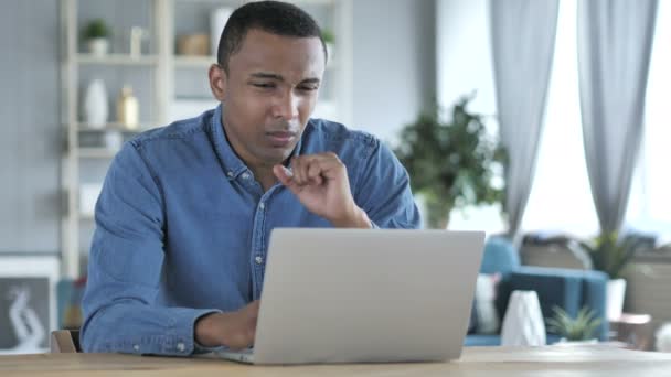 Joven africano enfermo tosiendo en el trabajo, tos — Vídeos de Stock