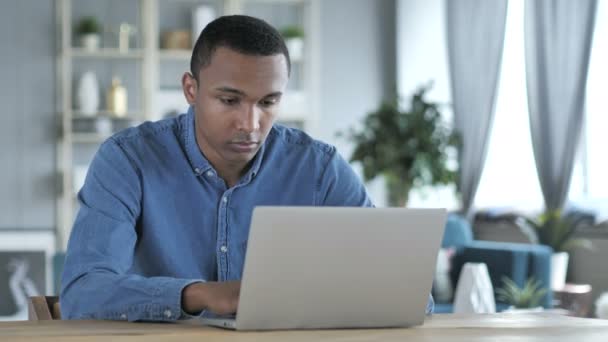 Jeune homme africain quittant après avoir travaillé sur ordinateur portable — Video