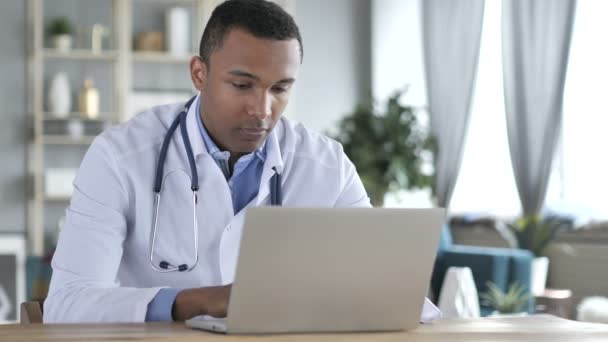 Chat de vídeo en línea por el médico afroamericano — Vídeos de Stock