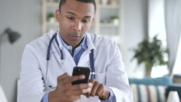 Médico afroamericano hablando por teléfono — Vídeos de Stock